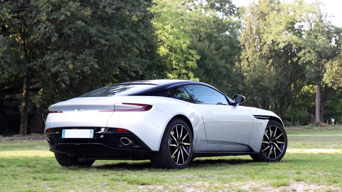 Aston Martin DB 11  LAUNCH EDITION